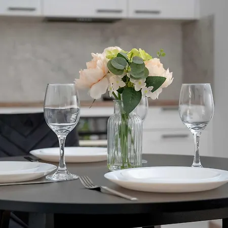 Elegant White With Terrace & Parking In By Renters شقة