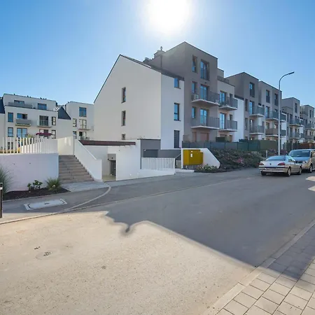 Elegant White With Terrace & Parking In By Renters Apartamento