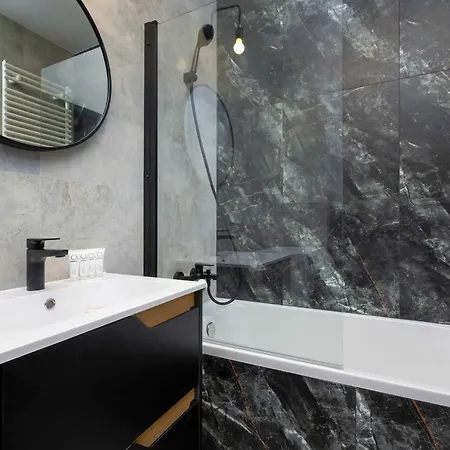 Elegant White With Terrace & Parking In By Renters Breslavia